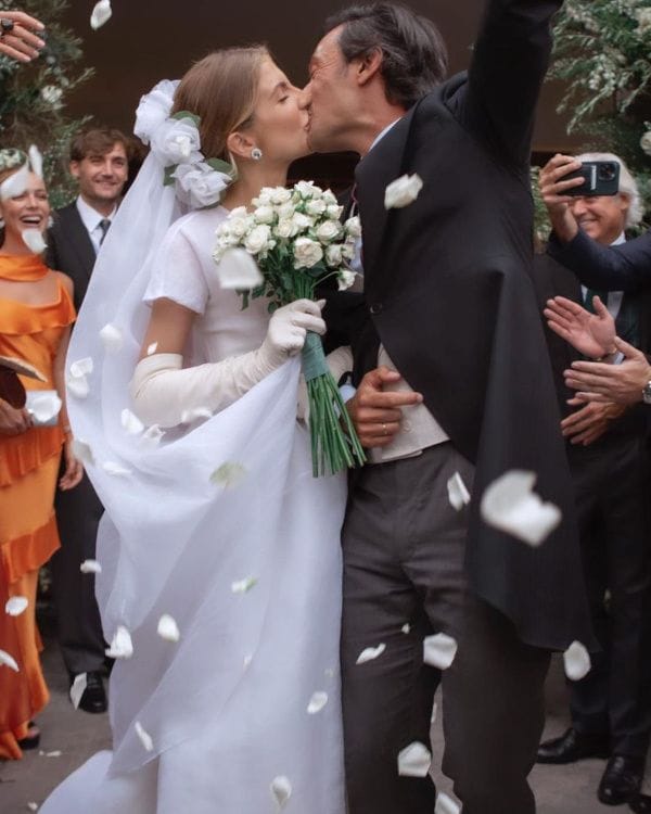 Los novios se dan un beso a la puerta de la iglesia 