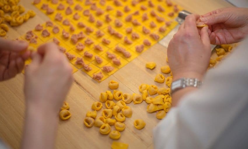 Elaboración de pasta fresca en un taller de Bolonia