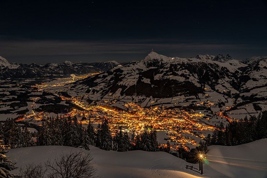 Paisaje nevado junto al pueblo de Kitzbühel, Austria