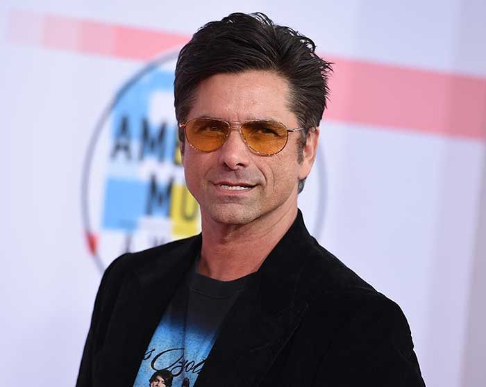 John Stamos posando en los AMA