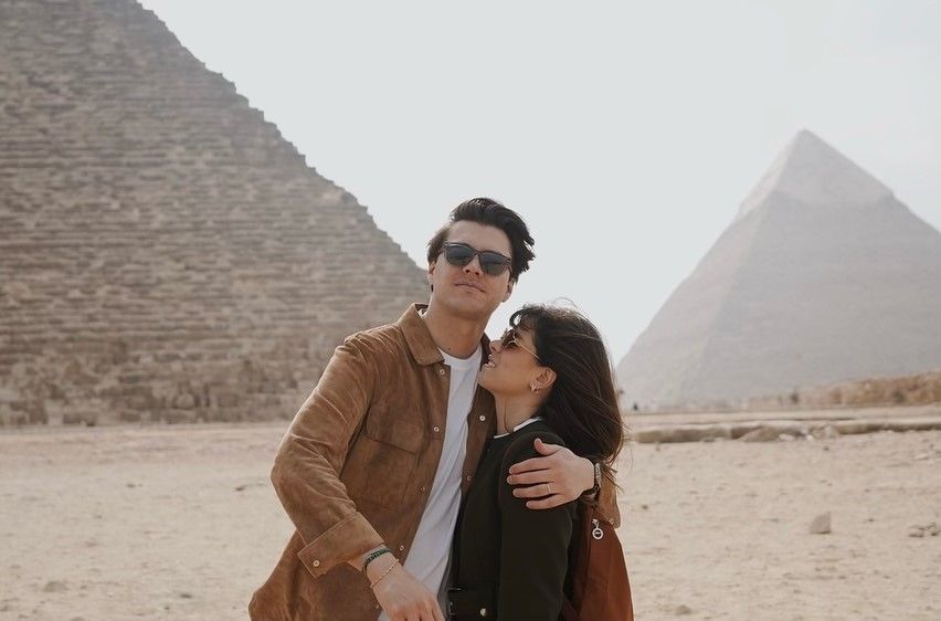 Paulina Peña y Fernando Tena posaron durante su visita a las pirámides de Giza.