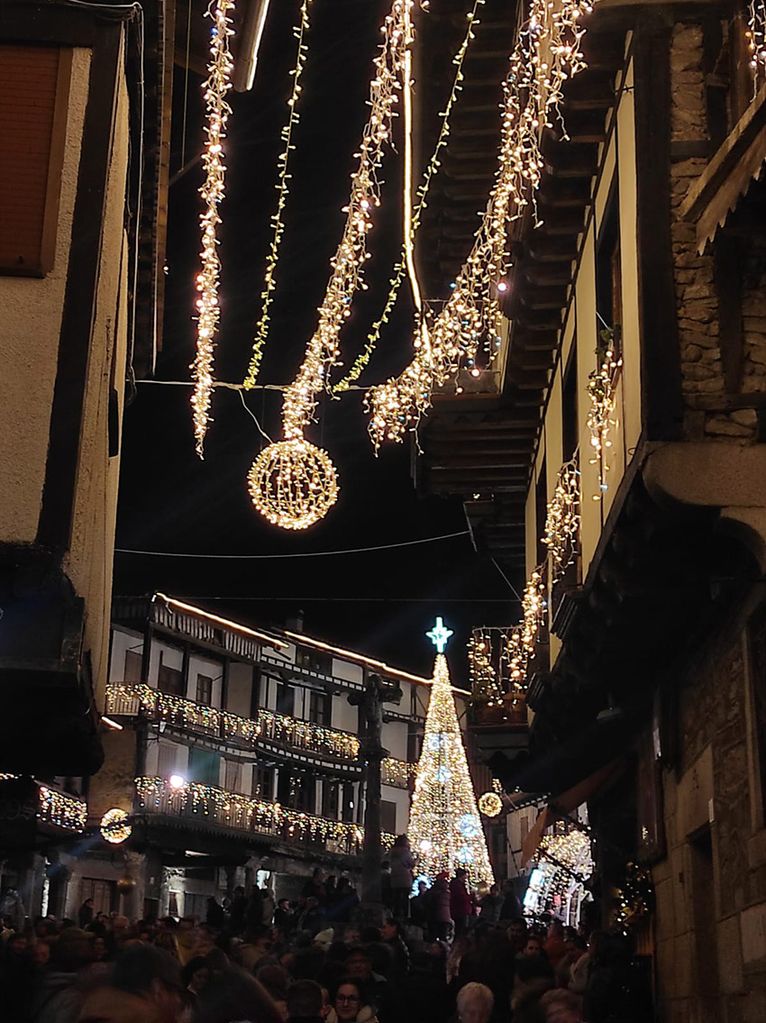 Calle iluminada de La Alberca, Salamanca, pueblo Ferrero Rocher, Navidad