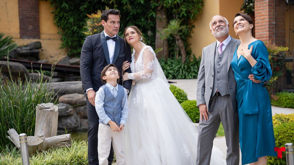 Cristián de la Fuente como 'Juan José Fierro' en 'La Jefa', junto a Fabiola Guajardo. 