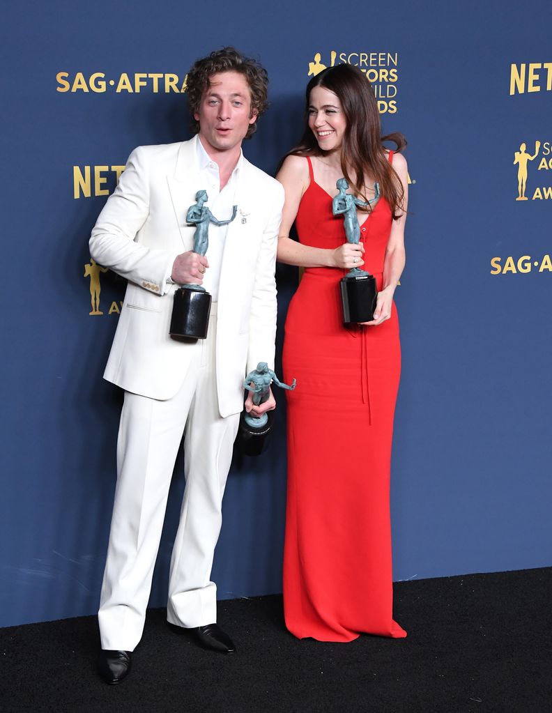 Jeremy Allen y Molly Gordon con sus premios Emmy por la serie 'The Bear', en febrero de 2024