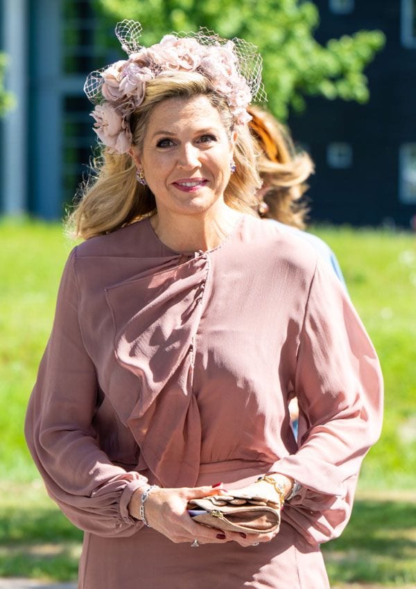 Máxima de Holanda: blusa de poeta con tocado de rosas