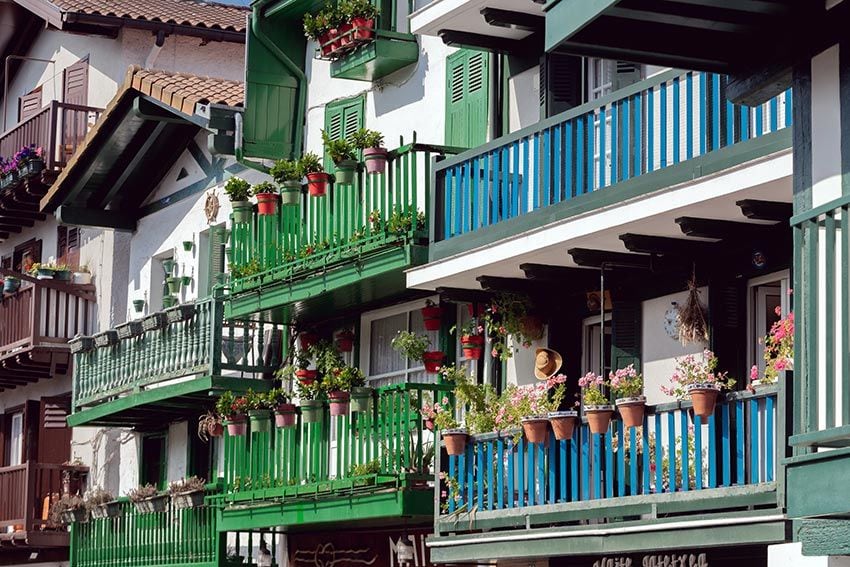 De pinchos por Hondarribia, Guipúzcoa. Casas tradicionales con balcones de colores