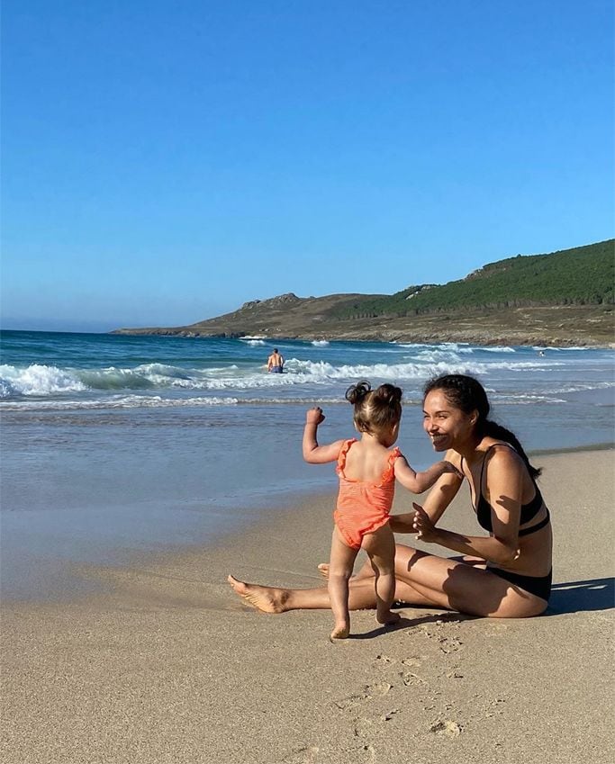 Martiño Rivas, en la playa con su hija