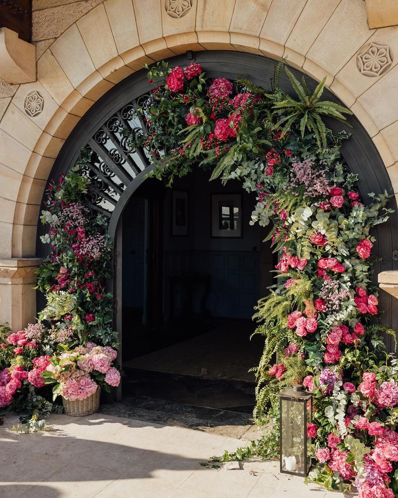 Arco de flores en entrada para bodas