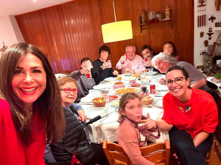 Nuria Roca y Juan del Val junto a su familia