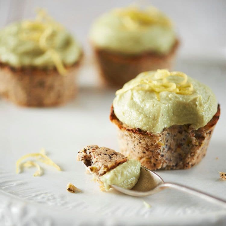 Pastelitos de semillas de amapola con espuma de limón