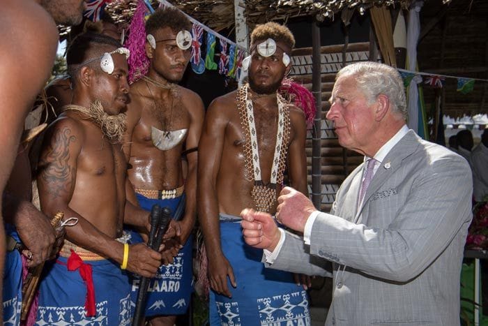 El príncipe Carlos y la duquesa de Cornualles se despiden de Nueva Zelanda con un baño de multitudes