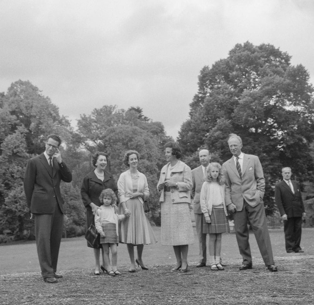 El rey Balduino Baudouin (a la izquierda), con Fabiola cuando era su prometida en los jardines del Palacio de Ciergnon (Bélgica). Allí estaban también, entre otros, sus cuñados Blanca y Gonzalo