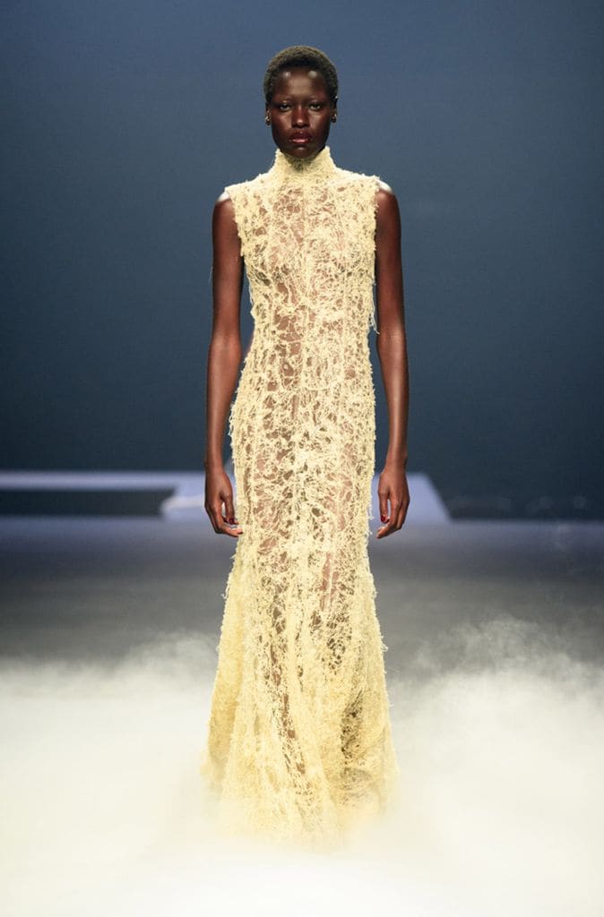 Eva Longoria inaugura el año 2024 con un vestido transparente de telarañas