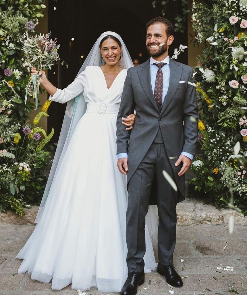 Vestidos de novia con cinturón y corte princesa