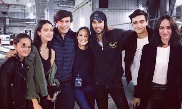 Manolo Falcó y Amparo Corsini, junto a sus hijos Carlos, Manuela y Mariana, y a Tamara Falcó, en un concierto que ofreció Enrique Iglesias en Londres, en 2018