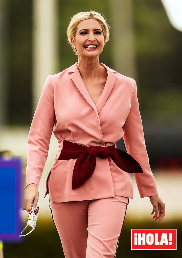 Ivanka Trump con traje rosa