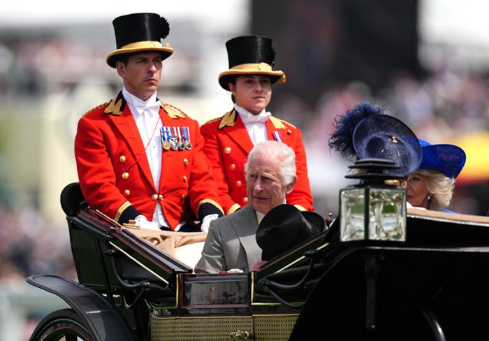 Carlos III y la reina Camilla en su carruaje