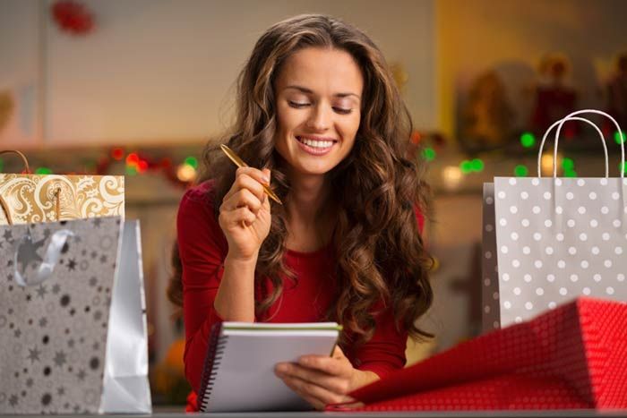 mujer haciendo una lista de compra de regalos