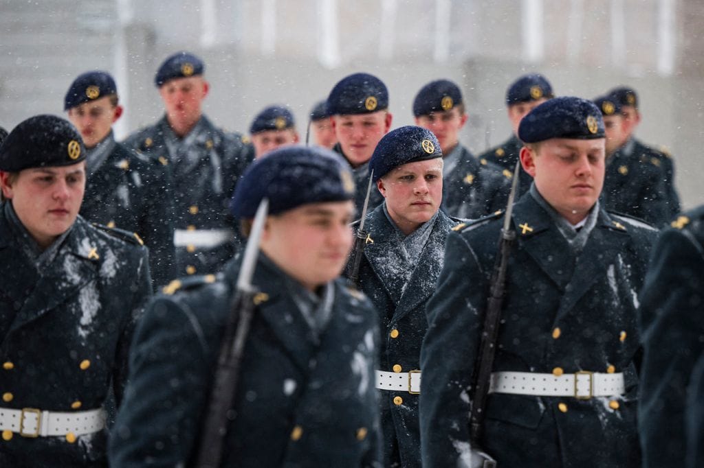 Soldados de la Guardia Real, con sus bayonetas, marchan por el exterior del Palacio Real de Estocolmo durante una nevada que tuvo lugar en noviembre de 2023