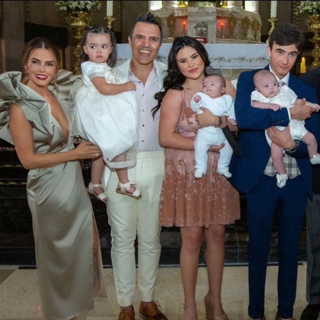 En la imagen, Billy Rovzar junto a su esposa Claudia Álvarez y sus cinco hijos