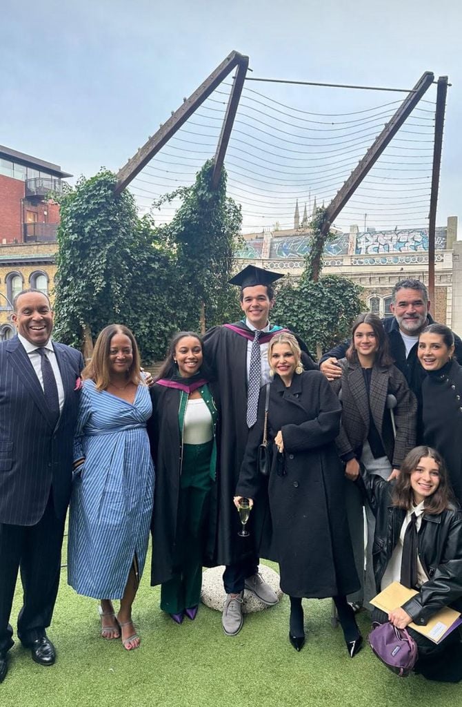 Itatí Cantoral, Eduardo Santamarina y Mayrín  Villanueva se reunieron en Londres para celebrar la graduación de Eduardo.