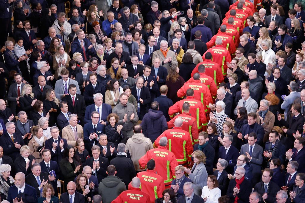 Homenaje a los bomberos y personas que han trabajado en la restauración de la catedral