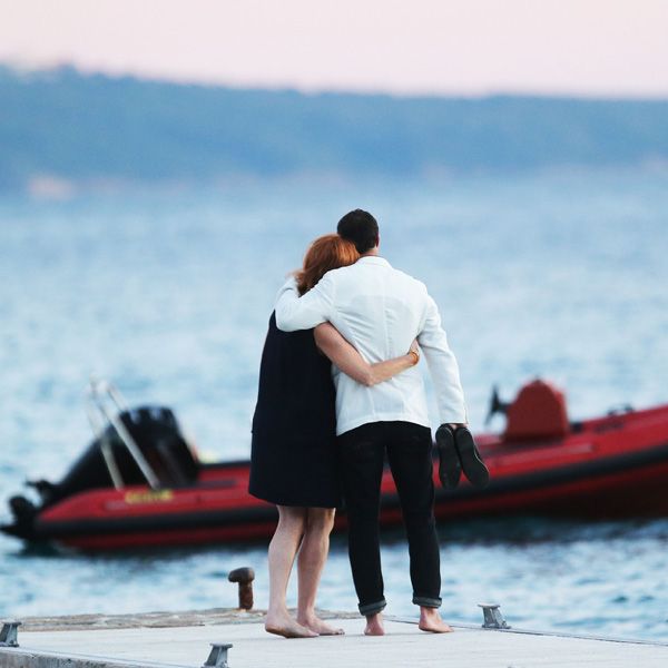 La Duquesa de York y el empresario español protagonizaron momentos tan románticos como este cariñoso abrazo al atardecer
