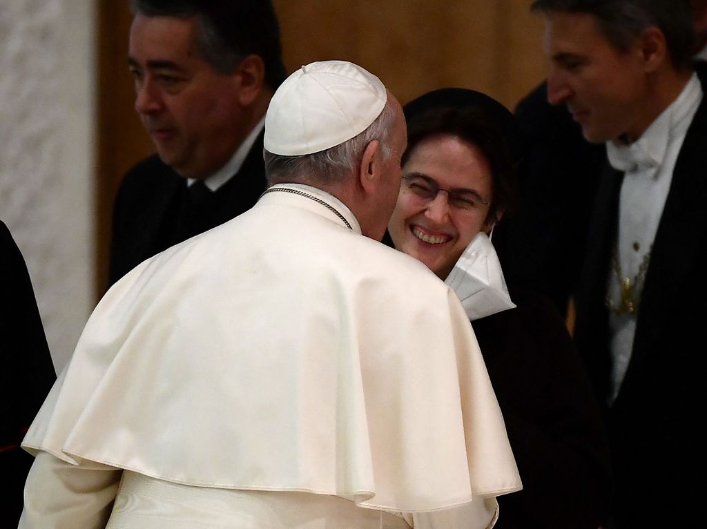 Papa Francisco y Raffaella Petrini 