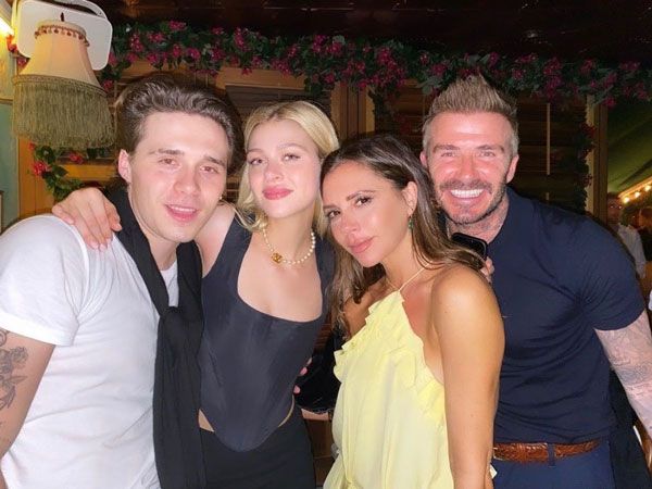 Nicola Peltz con Brooklyn, Victoria y David Beckham