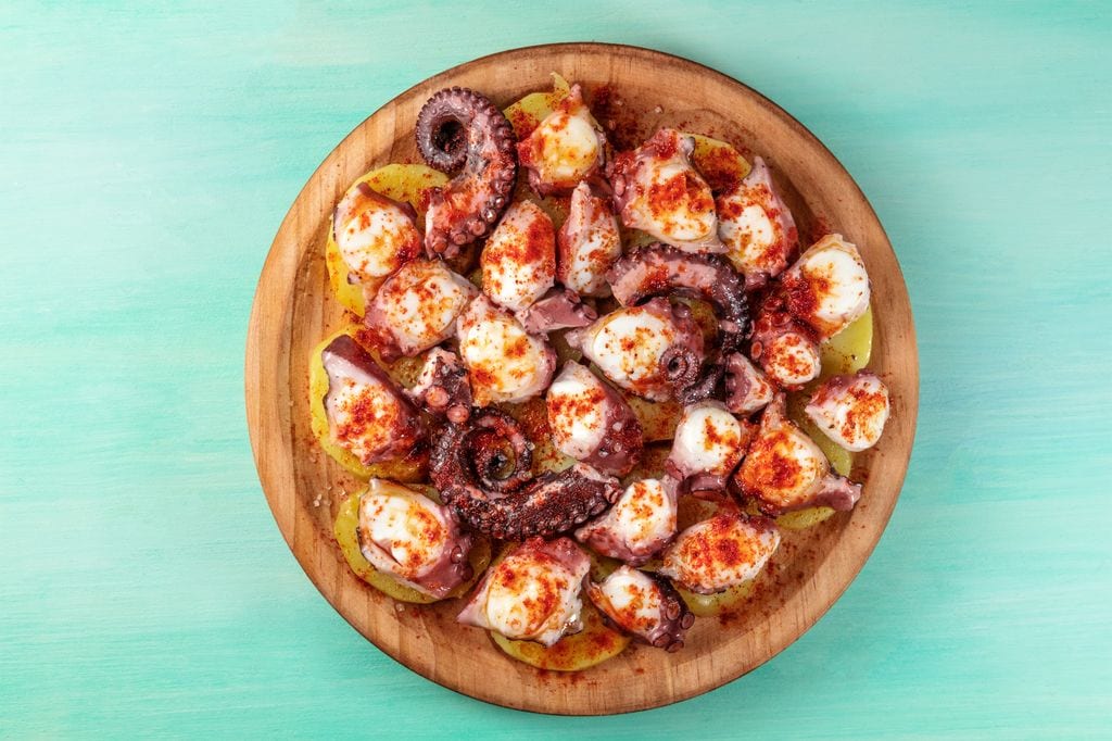 La forma tradicional de presentar el pulpo a la gallega es en una tabla de madera redonda