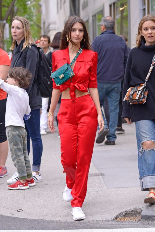 emily ratajkowski rojo