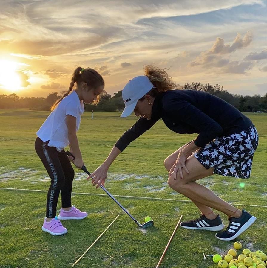 Hija de Adamari López jugando golf