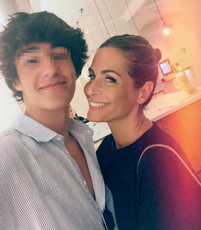 Nuria Roca con su hijo Pau