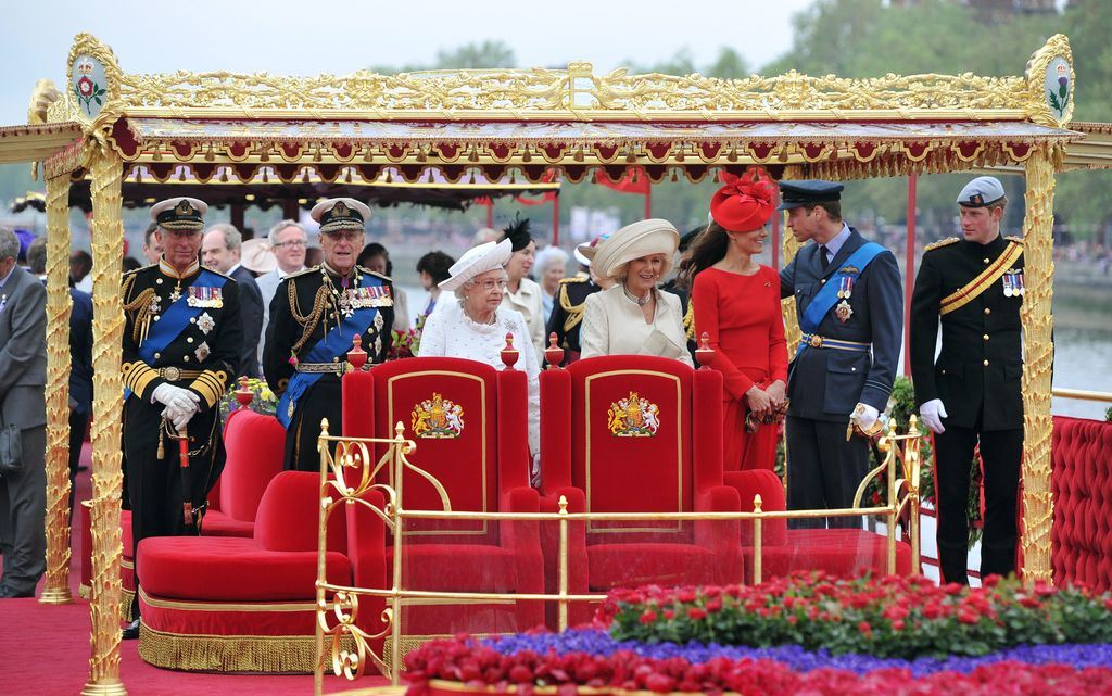 Durante el Jubileo de Diamante de Isabel II, celebrado en junio de 2012, la reina Isabel II y el duque de Edimburgo no ocuparon los tronos que se habían dispuesto para ellos