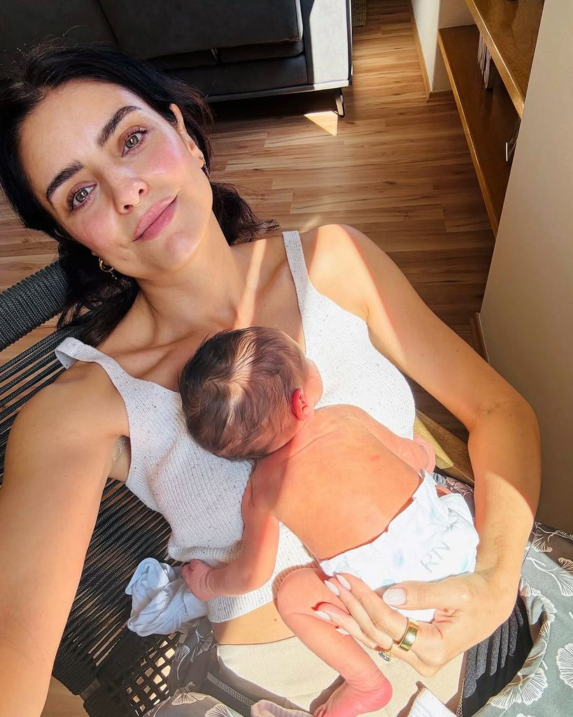 Aislinn Derbez con el pequeño Thiago en sus brazos, tomando un baño de sol