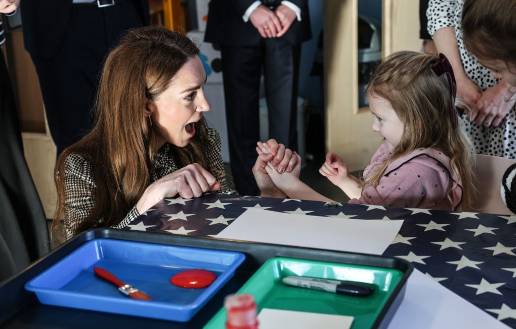 El mismo día de su visita a la fábrica textil, la princesa Kate estuvo en el hospicio infantil Tŷ Hafan, donde fue nombrada patrona de la organización y conicidió con niñños como Maggie Forbes.