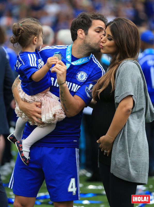 Cesc Fábregas y Daniella Semaan -en ese momento embarazada de su segunda hija, Capri- con Lia celebran un triunfo en el campo del Chelsea durante la Barclays Premier League
