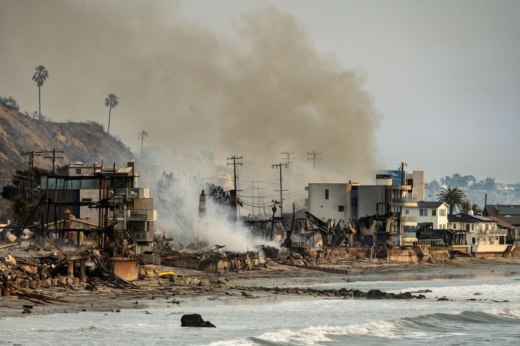 Los escombros de las casas a las orillas de la costa de Malibú