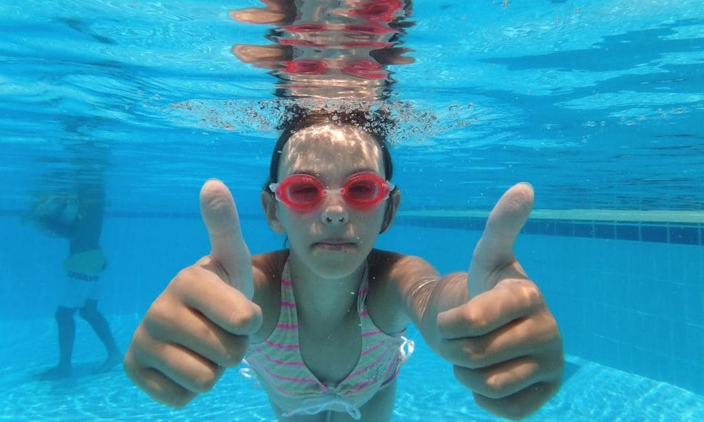 9 usar gafas de bucear en la piscina
