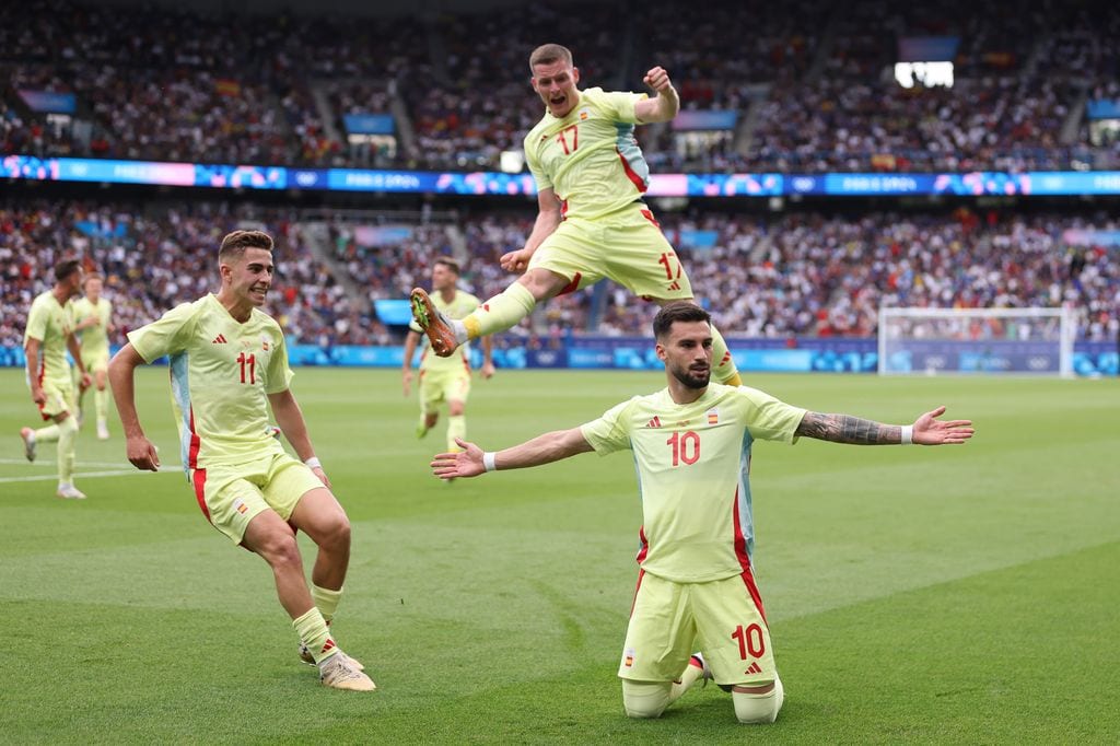 Los jugadores de La Roja celebran uno de los goles en la final Olímpica contra Francia