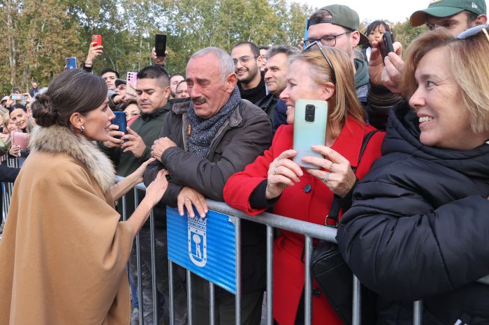 La reina Letizia saludando fuera del Palacio Real