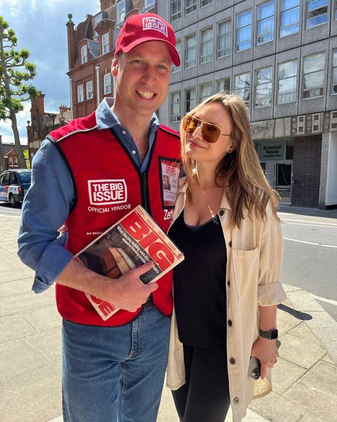 El duque de Cambridge, con chaleco y gorra de repartidor de periódicos