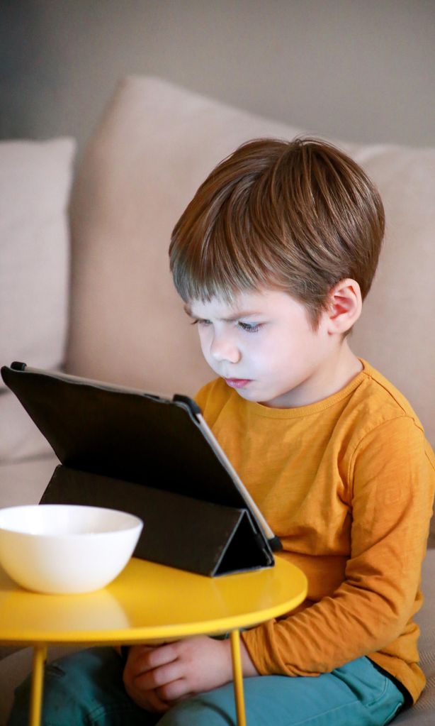 Niño viendo la tablet