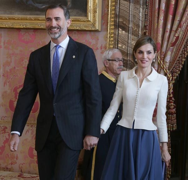 Doña Letizia llevó el mismo conjunto que lució en su visita oficial a Bélgica y su melena con las puntas un tanto metidas hacia adentro, un peinado menos radical que el que lució días atrás cuando estrenó corte de pelo
