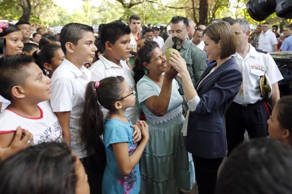 En un gesto espontáneo una mujer se acercó a la Reina para regalarle una fruta
