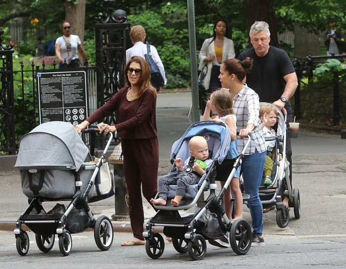 Hilaria y Alec Baldwin, procesión de carritos con su familia numerosa