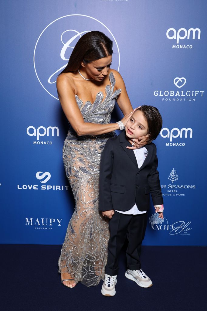 Eva Longoria con su hijo Santi en la "Global Gift Gala" en Paris el 5 de octubre de 2024