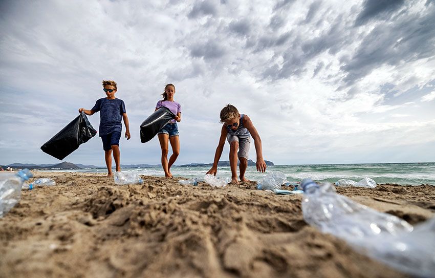 Limpieza de playas de residuos plásticos para un turismo sostenible