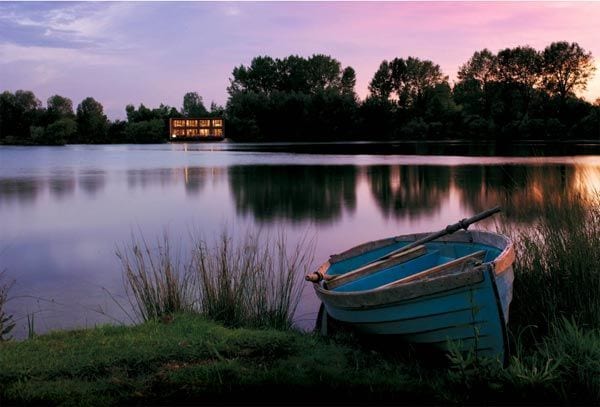 La lujosa urbanización se encuentra a unos 90 minutos en coche desde Londres. Recibe el nombre de The Lakes by Yoo y está ubicada en uno de los parajes más idílicos de la campiña inglesa: The Cotswolds. Grandes extensiones de bosques y seis lagos son las señas de identidad de esta exclusiva finca, un verdadero refugio para alejarse del estrés de la ciudad. El conjunto de viviendas que la conforman se encuentran dispersas, a orillas de los lagos.
© The Lakes by Yoo
