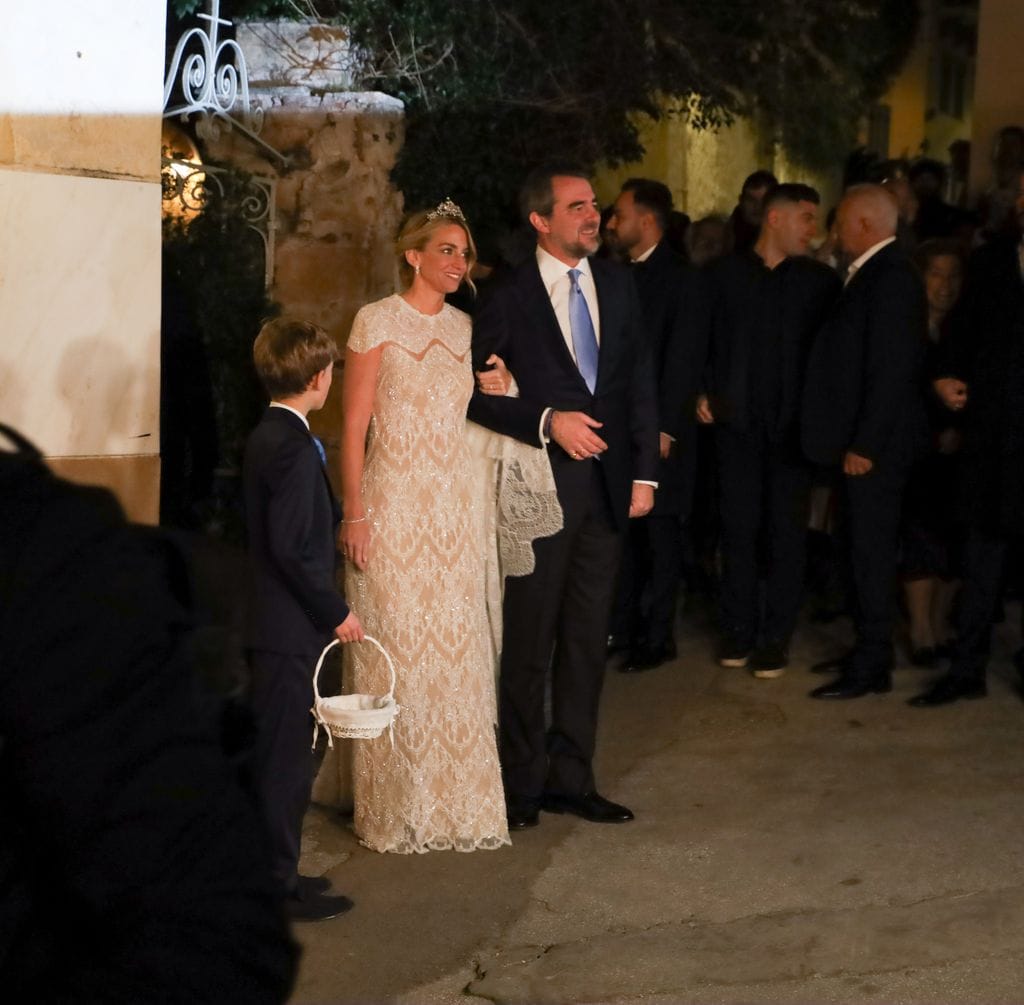  Nicolás de Grecia y Chrysi Vardinogiannis a la salida de su boda